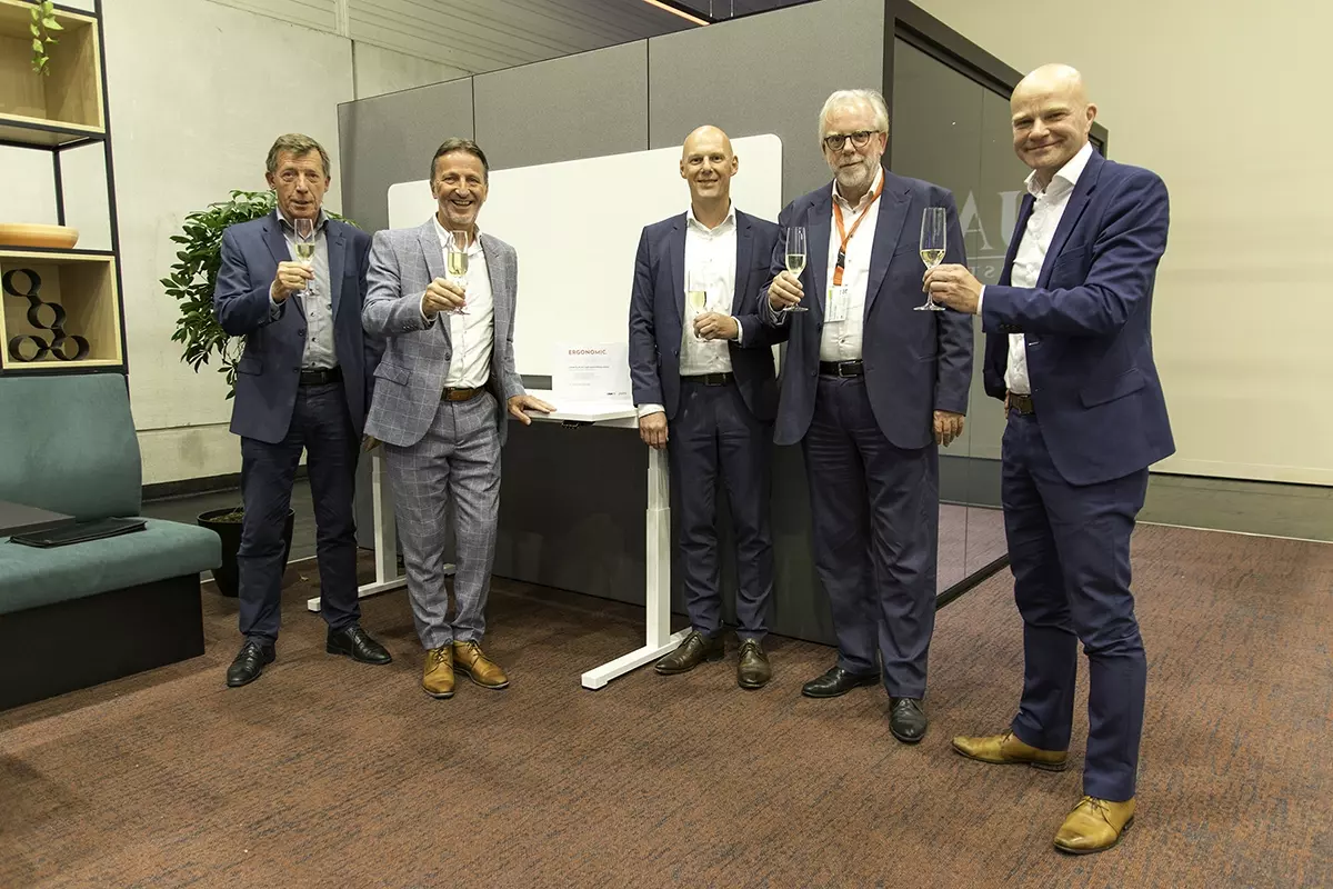 Gruppenfoto der Vorstandskooperation Pami und Linak für elektrische Sitz-Steh-Tische