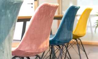 Blog - Kleurrijke stoelen op kantoor