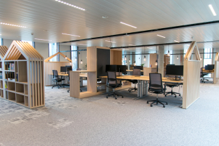 Hybride kantoorinrichting met maatwerk houten bureaus