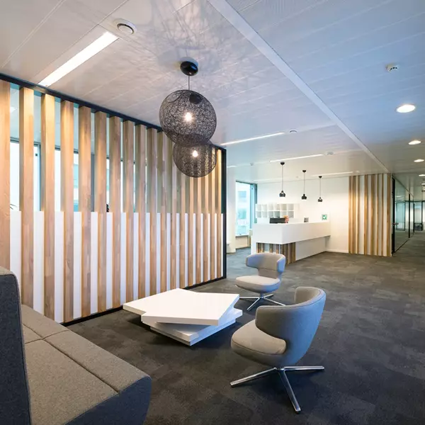 Espace d'accueil avec comptoir et salle d'attente 