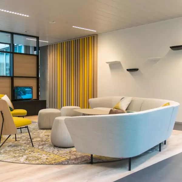 Aufenthaltsraum mit Sofa, Stühlen und Hockern