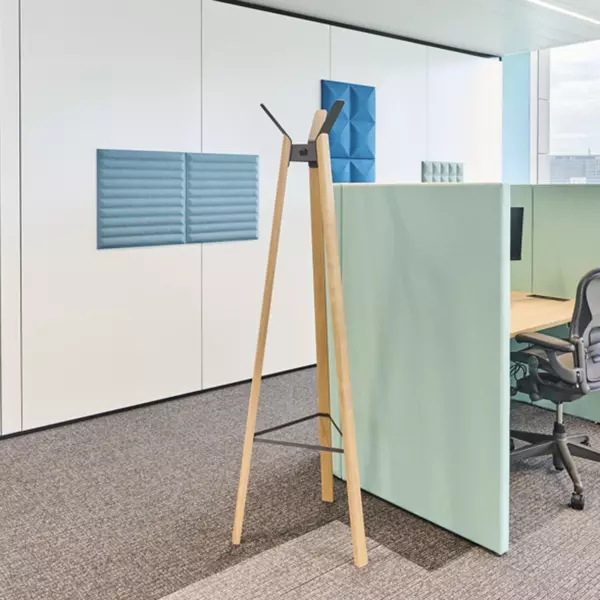 Werkplek met kantooraccessoires als kapstok, akoestische oplossingen, en tapijt