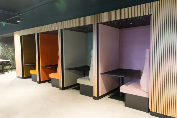 Maatwerk Ethias Hasselt Maatwerk kleurrijke treinbanken