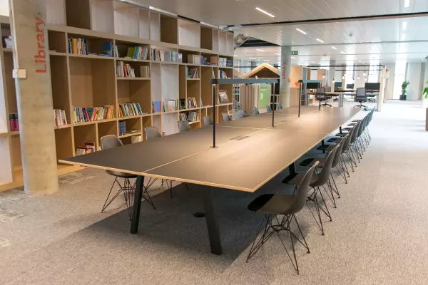 Maatwerk grote bibliotheektafel met ingebouwde verlichting