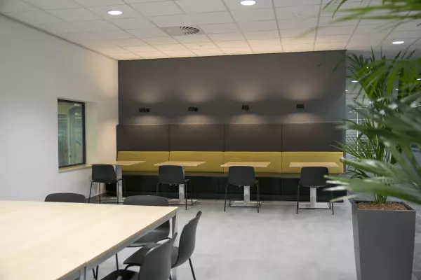 Treinbanken met contact tafels en bezoekersstoelen