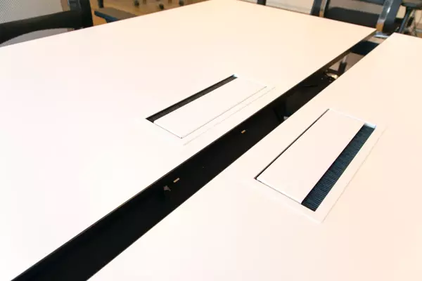 Schreibtisch mit Kabelmanagement