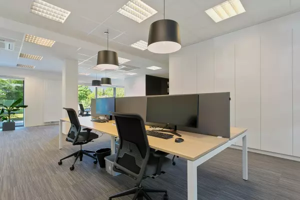 Arbeitsplatz Immo-Liv'It Schreibtisch mit ergonomischen Bürostühlen und Akustikwänden