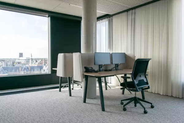 Arbeitsplatz Stadt Hasselt Individueller Schreibtisch mit ergonomischem Bürostuhl und Akustikwand