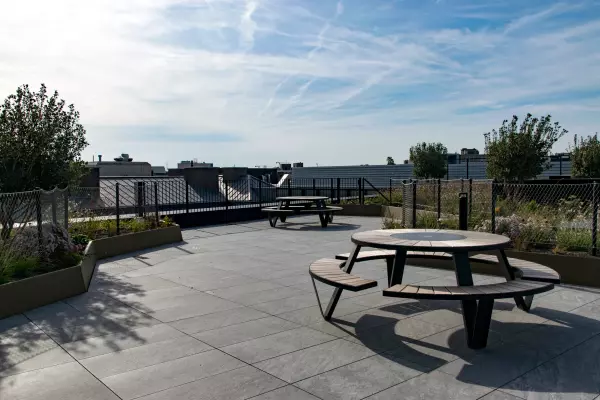 Outdoorruimte met ronde picknicktafels